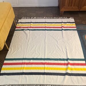 Pendleton 5th avenue Glacier Throw Blabket (barely used)